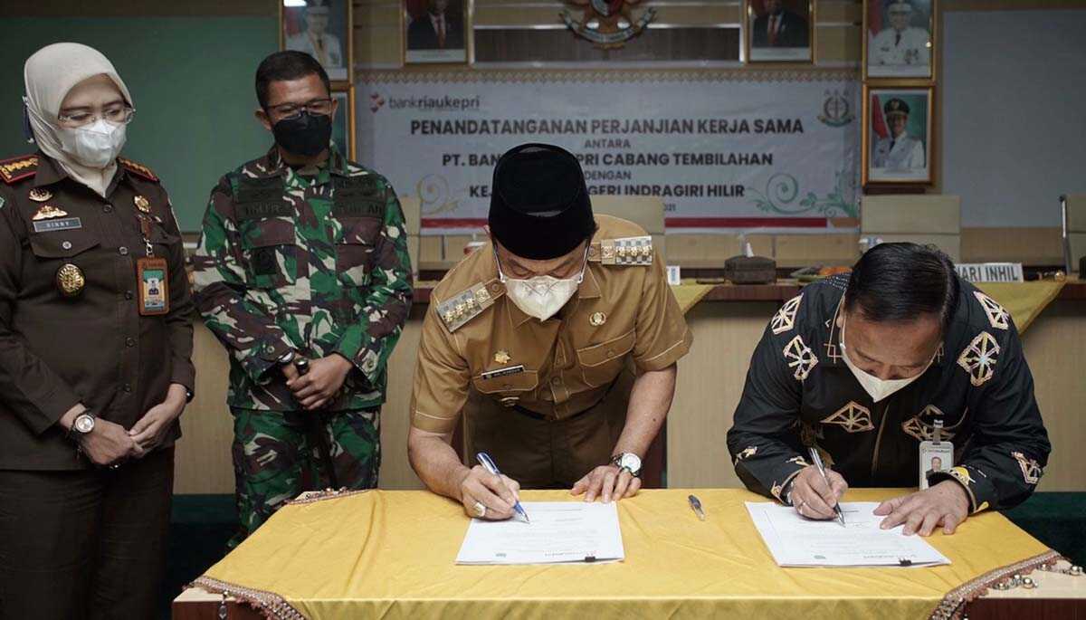 Bupati Inhil HM Wardan turut membubuhkan tanda tangan dalam penandatanganan perjanjian kerja sama antara Bank Riau Kepri dengan Kejari Inhil.