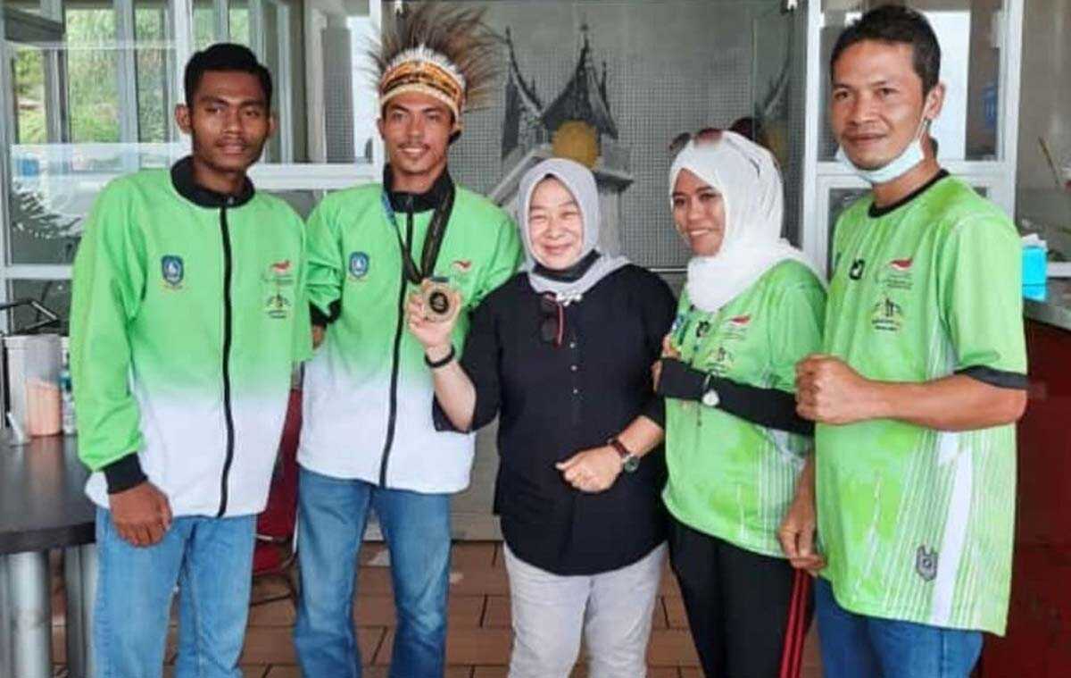 Dewan Pembina NPC Karimun Sri Rezeki berfoto bersama para atlet asal Karimun yang bertanding dalam PON Paralympic Papua beberapa hari lalu. (foto: istimewa)