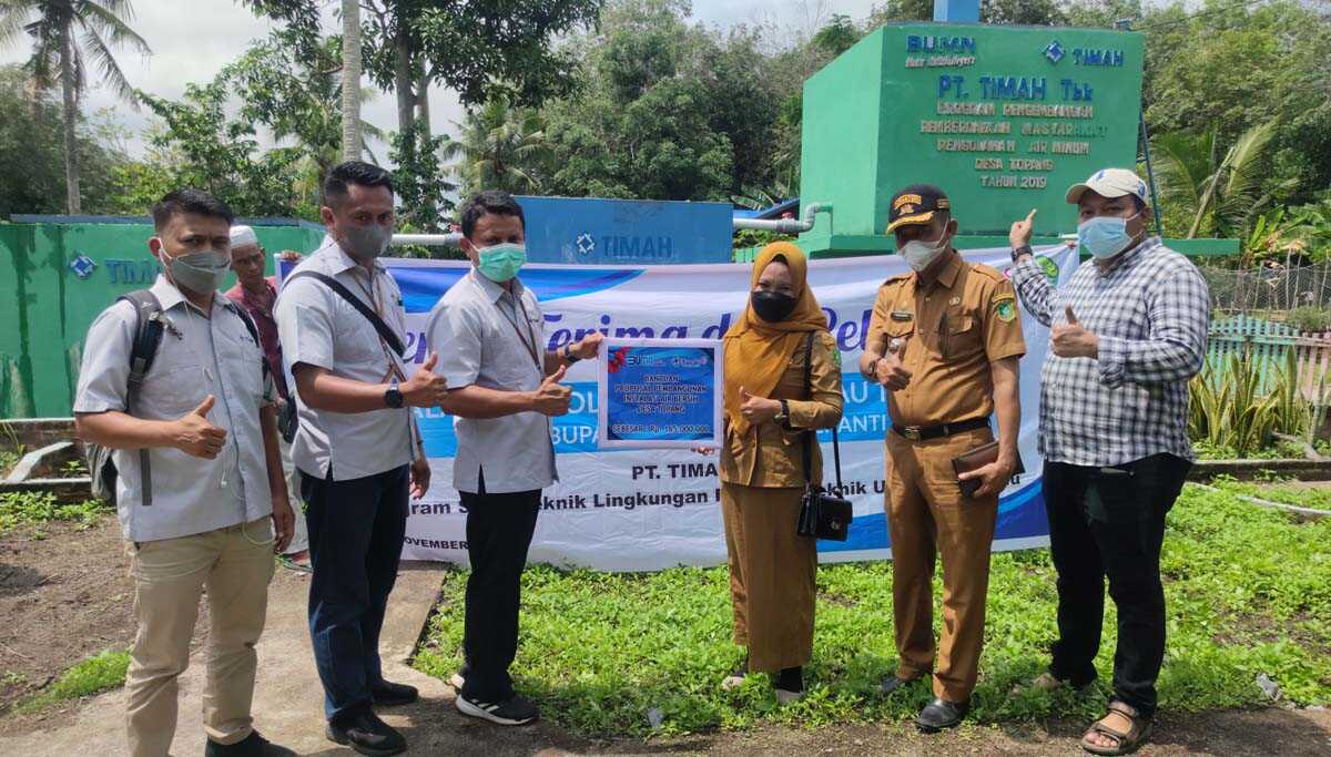 PT Timah bangun sumur bor desa Topang Perwakilan PT Timah Tbk secara simbolis menyerahkan satu paket sumur bor dan perlengkapannya untuk warga Desa Topang, Kepuauan Meranti, Riau, Selasa (23/11/2021). (foto: Dok. PT Timah)