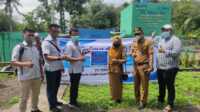 Perwakilan PT Timah Tbk secara simbolis menyerahkan satu paket sumur bor dan perlengkapannya untuk warga Desa Topang, Kepuauan Meranti, Riau, Selasa (23/11/2021). (foto: Dok. PT Timah)