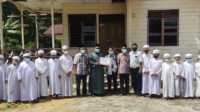 PT Timah renovasi rumah tahfidz an nur Perwakilan PT Timah Tbk berfoto bersama pengasuh dan para santri Rumah Tahfidz An Nur. Rumah Tahfidz ini direnovasi PT Timah karena kondisinya yang memprihatinkan dan nyaris roboh. (foto: istimewa)