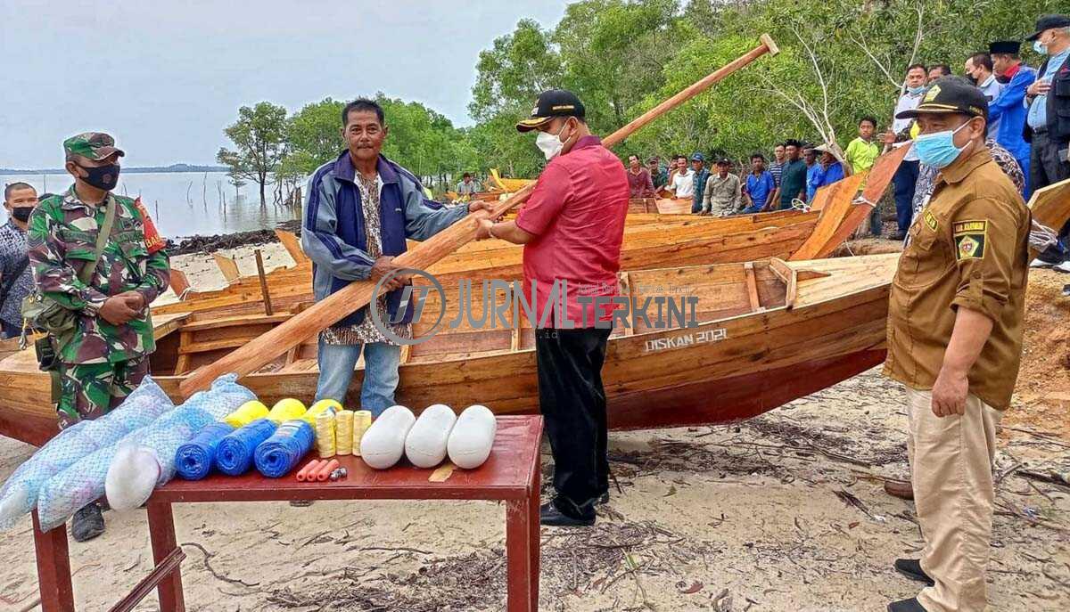 Bupati Karimun Aunur Rafiq serahkan bantuan sampan untuk nelayan. (foto: yra)