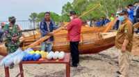 Bupati Karimun Aunur Rafiq serahkan bantuan sampan untuk nelayan. (foto: yra)