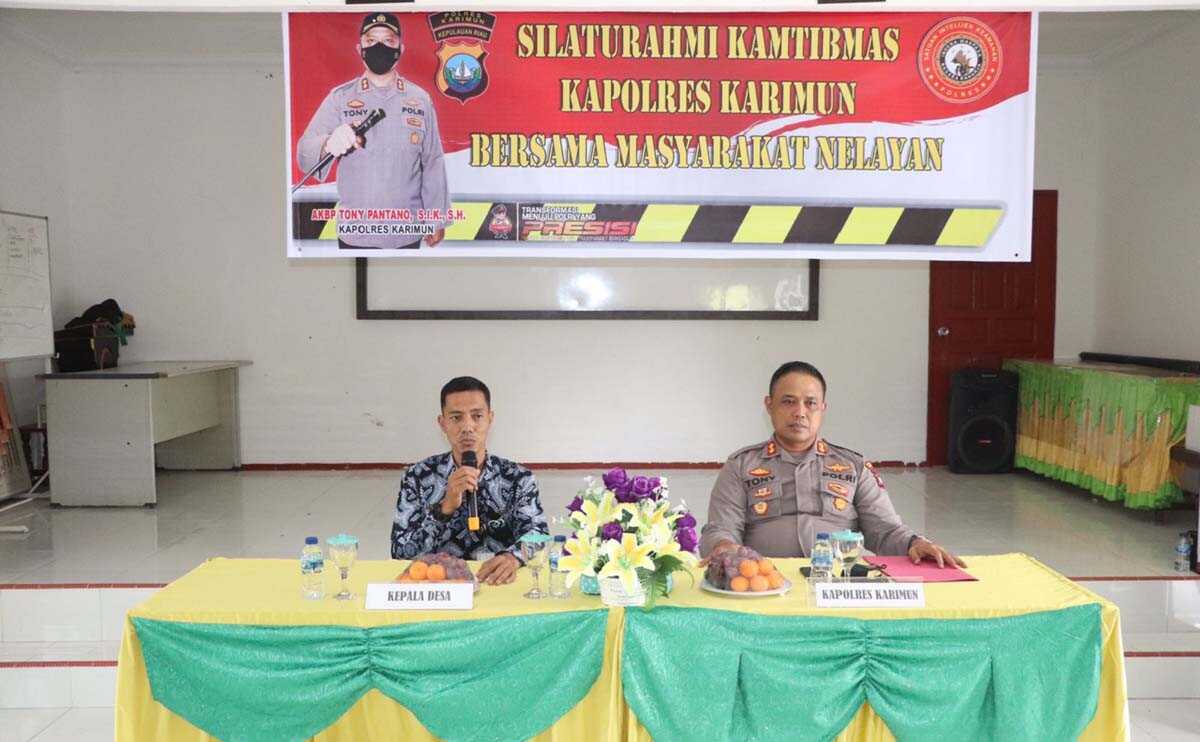 Kapolres Karimun AKBP Tony Pantano didampingi Pjs Kades Pongkar menggelar silaturahmi kamtibmas dengan masyarakat, Kamis (11/11/2021). (foto: Humas Polres Karimun)