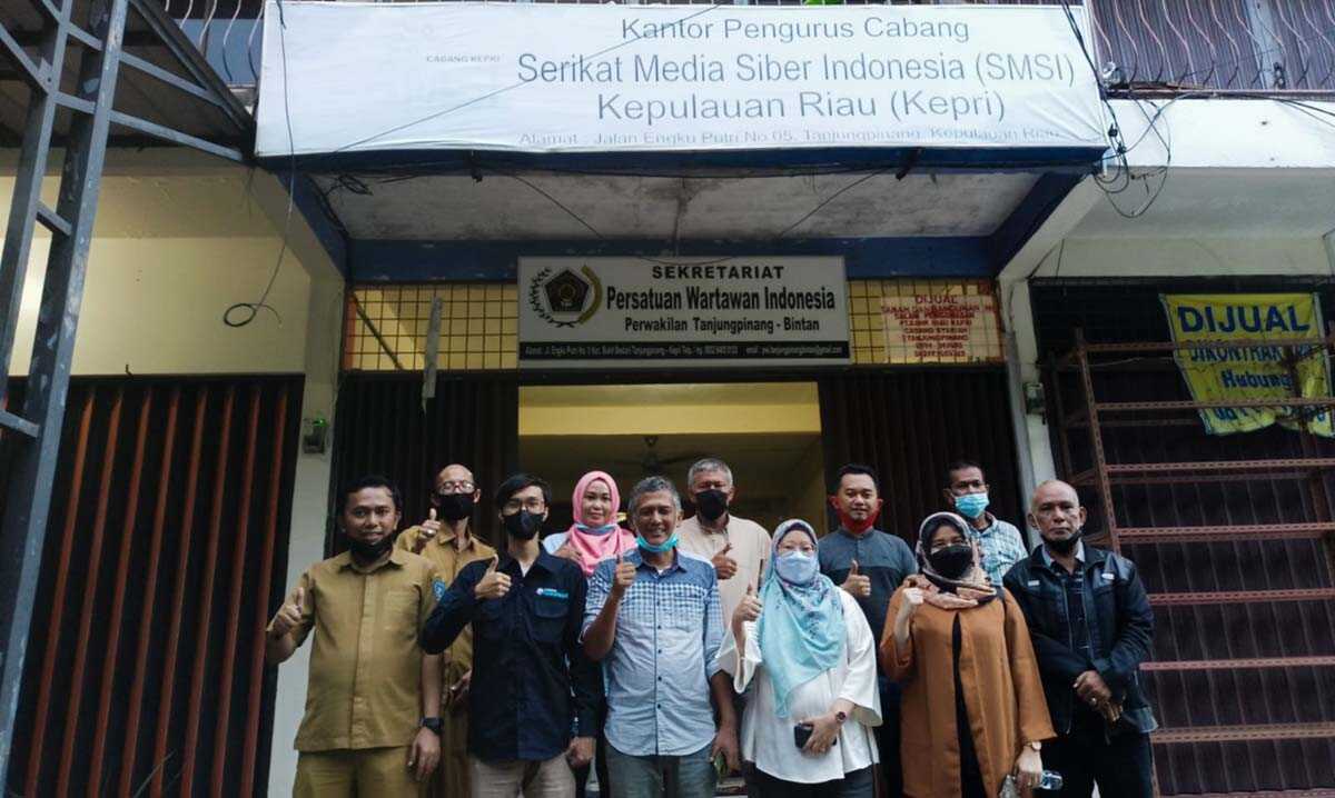 Ketua dan pengurus SMSI Kepri dan PWI Cabang Tanjungpinang-Bintan berfoto bersama utusan Kemenkominfo yang berkunjung dalam rangka survei media di Kepri, Senin (15/11/2021). (foto: Dok. SMSI Kepri)