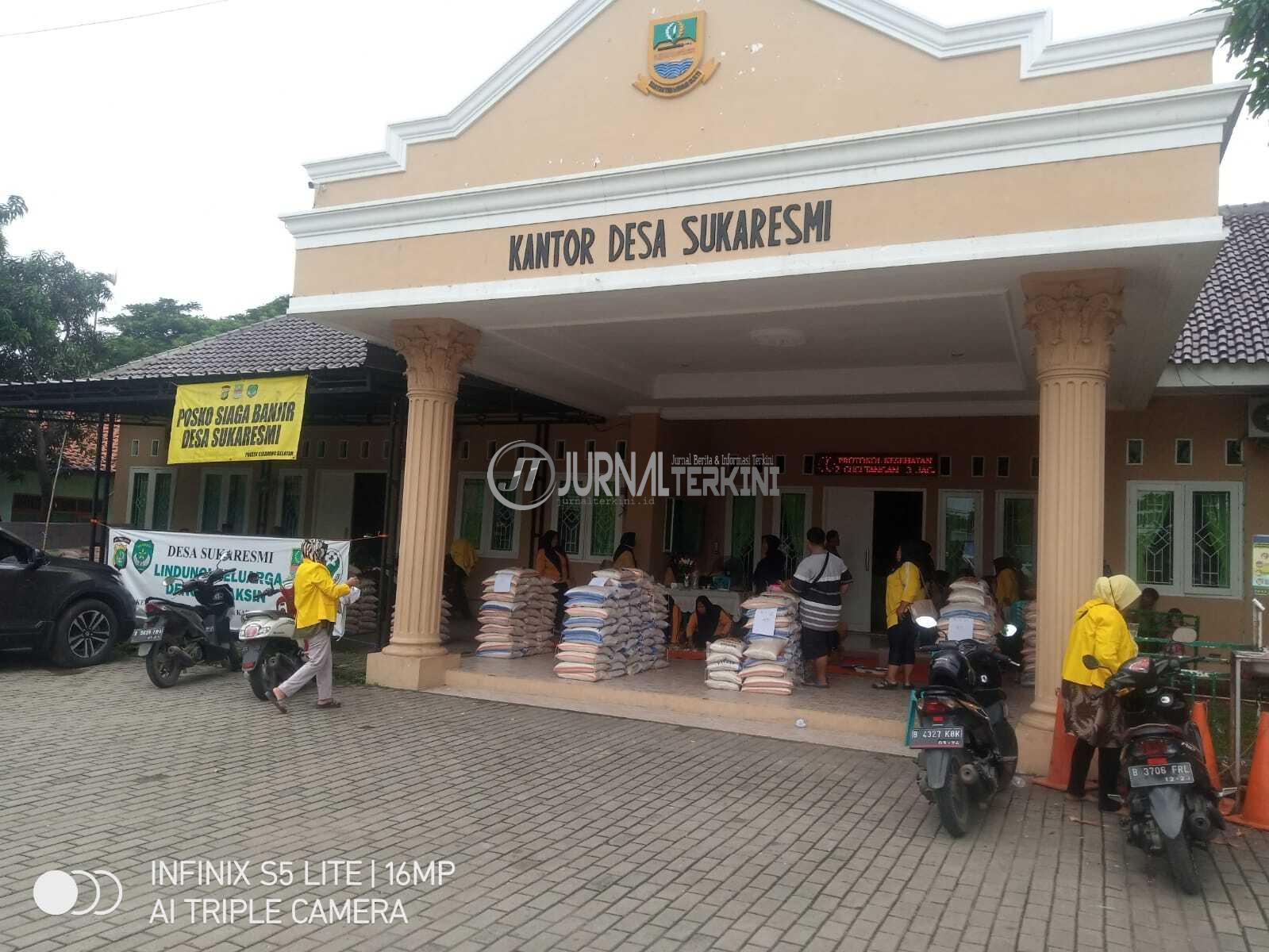 Bantuan beras untuk warga Sukaresmi-1 Warga mengambil bantuan beras dari Yayasan Pertiwi-PT Omron, bantuan disalurkan untuk lansia dan anak yatim. (foto: eyp)