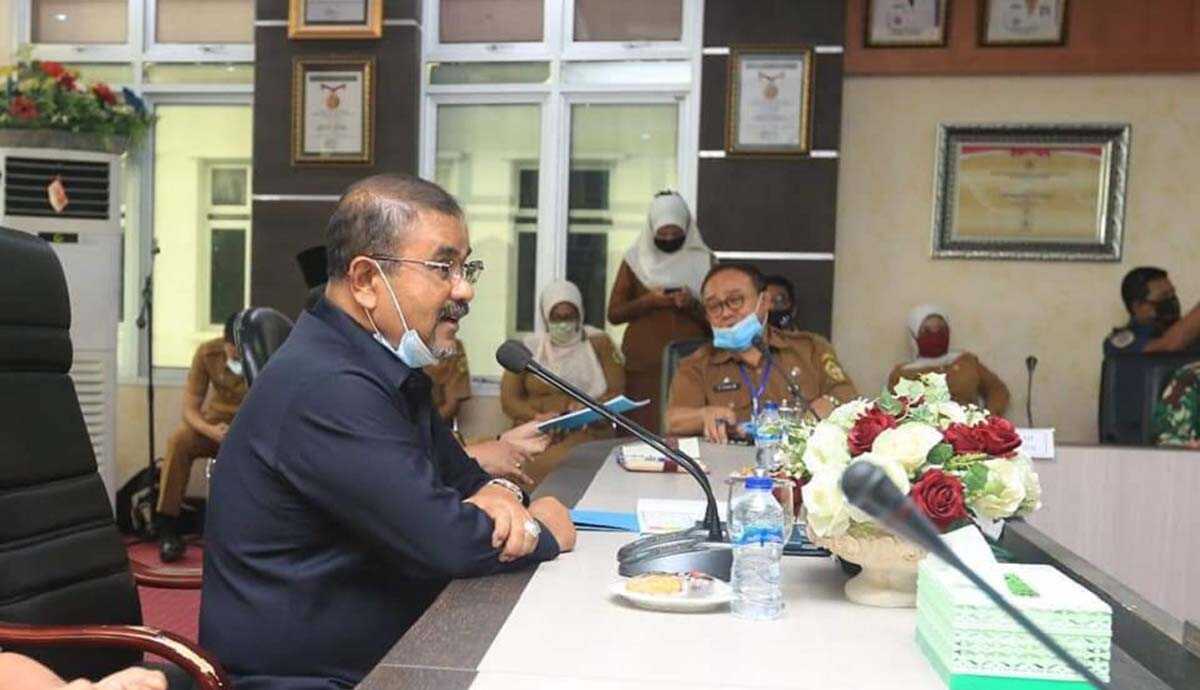 Bupati Karimun Aunur Rafiq-3 Bupati Karimun Aunur Rafiq memimpin rapat pembahasan percepatan vaksinasi COVID-19. (foto: yra)