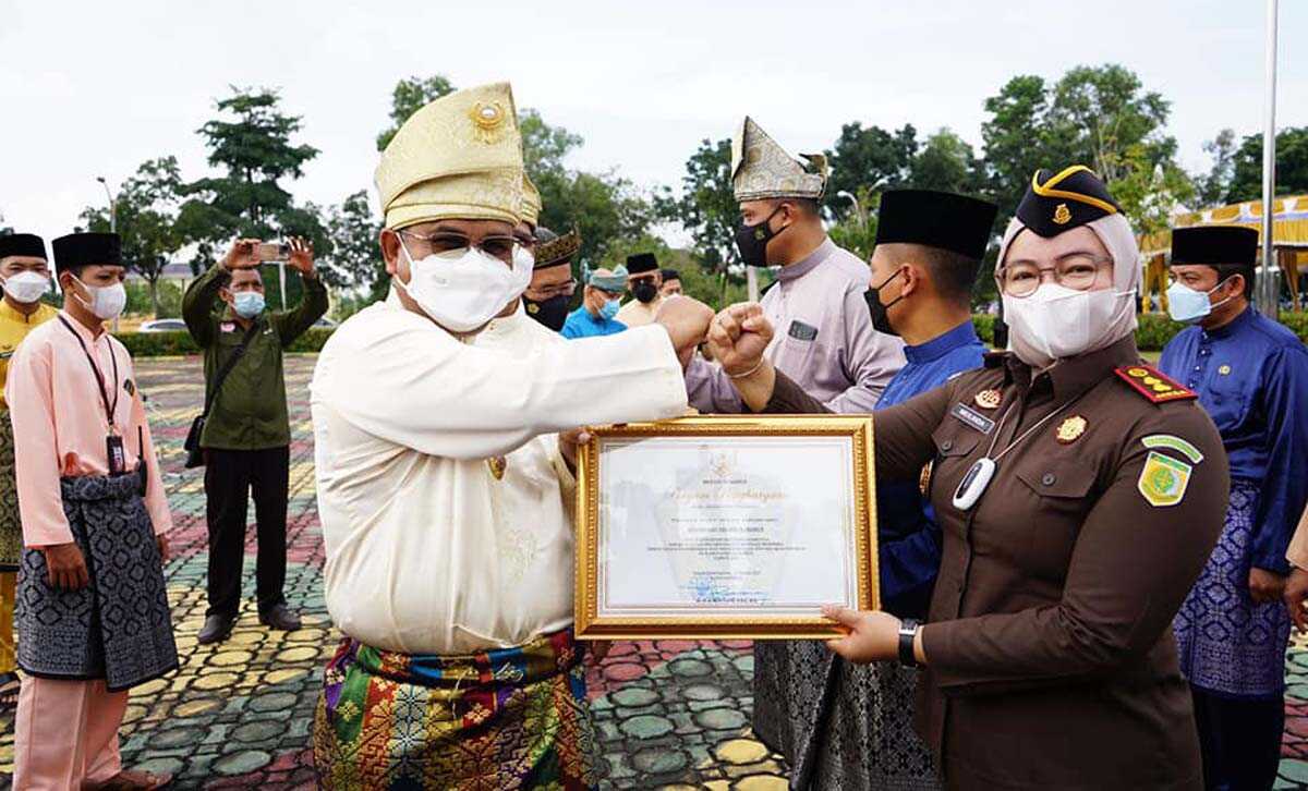 Bupati Karimun Dr H Aunur Rafiq menyerahkan penghargaan kepada Kajari Karimun Meilinda
