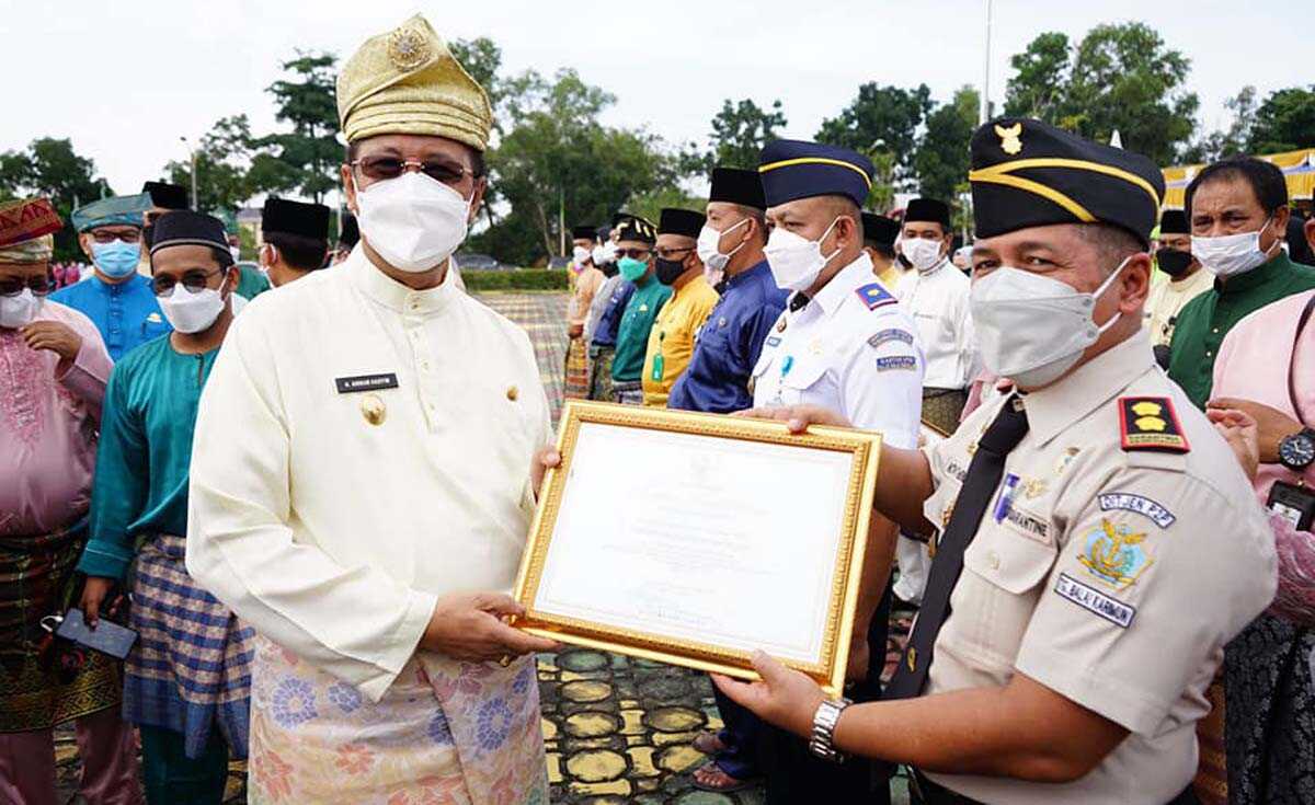 Wakil Bupati Karimun H Anwar Hasyim menyerahkan penghargaan kepada Kantor Kesehatan Pelabuhan Karimun