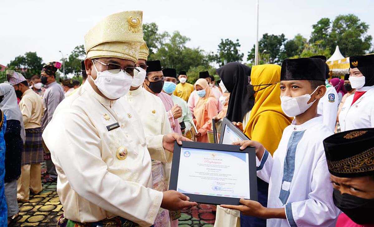 Bupati Karimun H Aunur Rafiq menyerahkan penghargaan kepada pelajar berprestasi