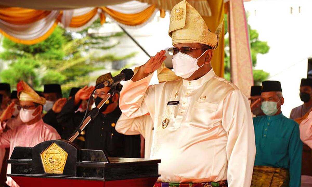 Bupati Karimun H Aunur Rafiq hormat bendera