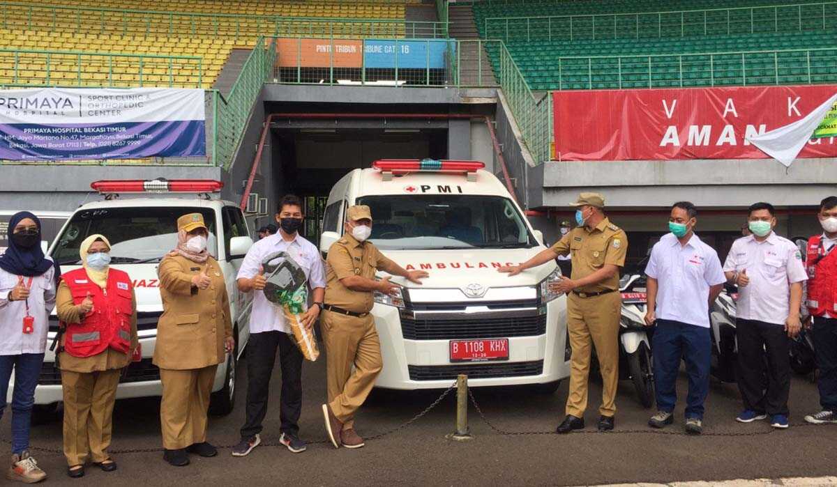 Penyerahan bantuan berupa 2 mobil ambulans, 2 motor ambulans dan 2 kendaraan operasional dari Pemkot Bekasi kepada PMI Cabang Kota Bekasi. (foto: Dok. Pemkot Bekasi)