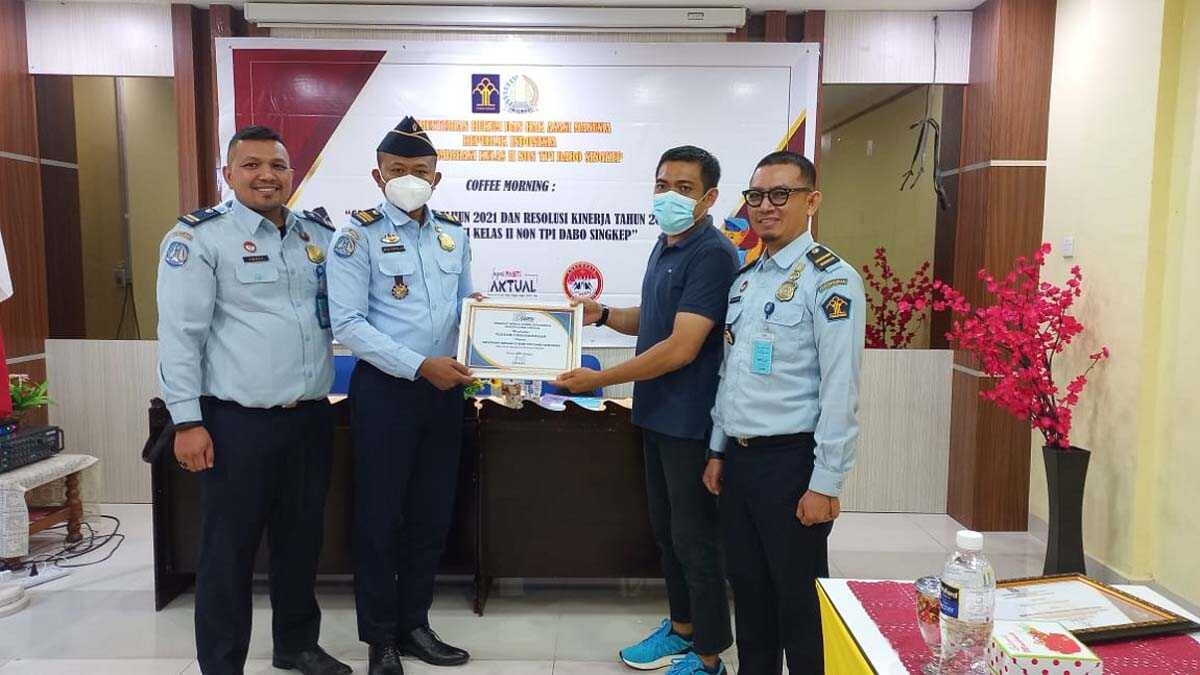 SMSI Lingga raih penghargaan dari Imigrasi Non-TPI Dabo Singkep. (foto: Dok. SMSI)