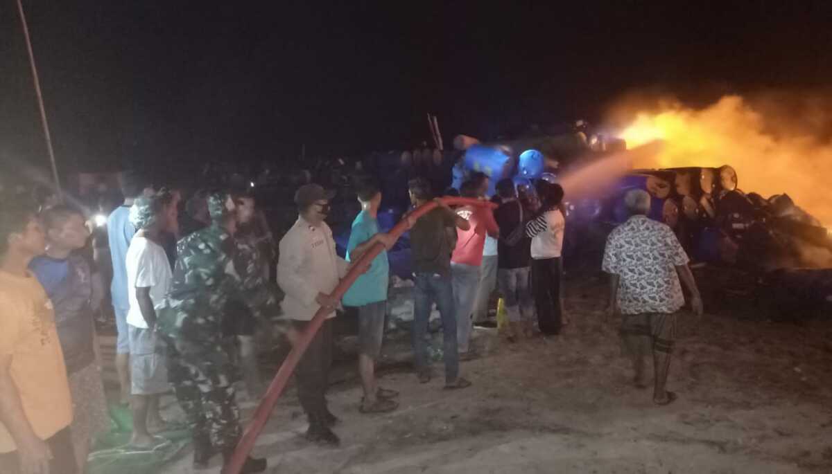 pulau papan mas moro terbakar Kebakaran mess karyawan dan gudang PT Pulau Papan Mas Moro, Kabupaten Karimun. (foto: istimewa)