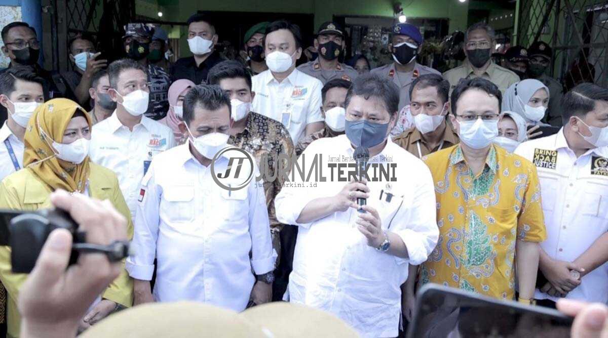 Menko Perekonomian Airlangga Hartarto didampingi Gubernur Kepri Ansar Ahmad memberikan keterangan pers kepada wartawan di sela kunjungannya ke Bintan, Senin (24/1/2022). (foto: Anton)