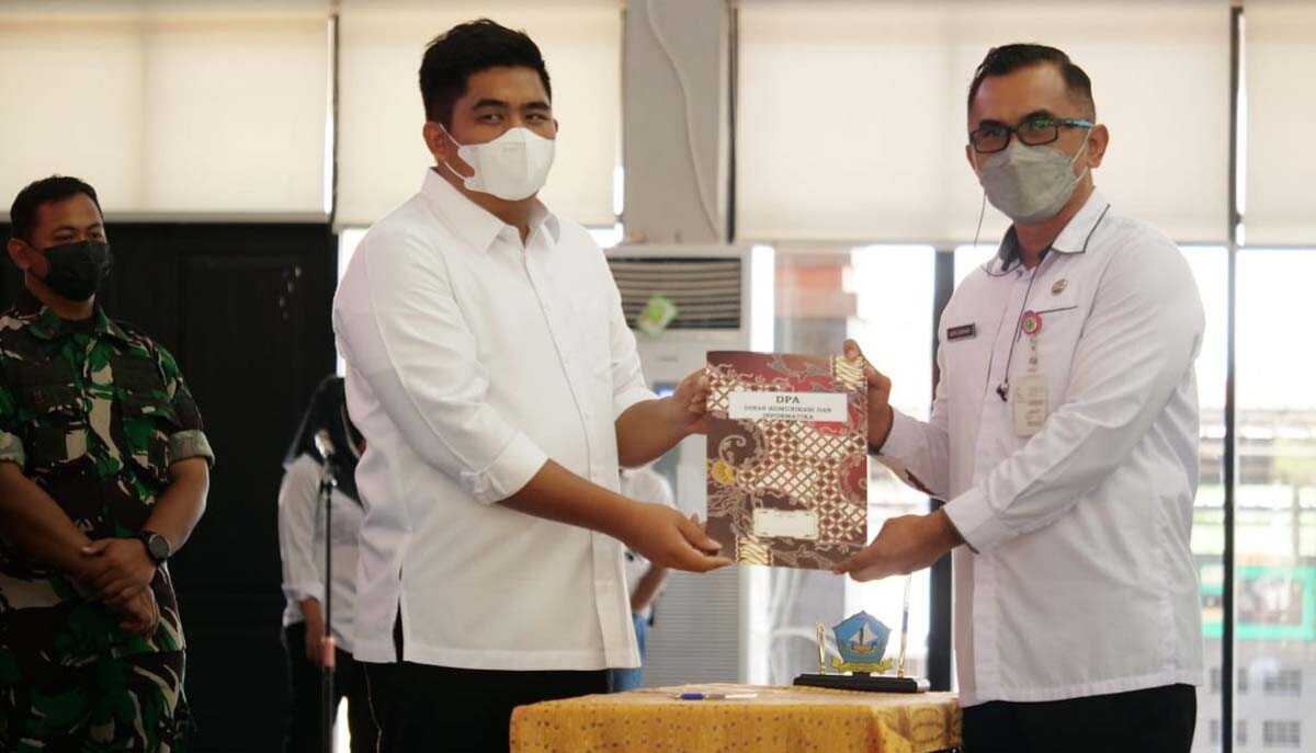 Bupati Bintan serahkan DPA SKPD-1 Plt Bupati Bintan Robby Kurniawan menyerahkan DPA 2022 kepada pimpinan SKPD.