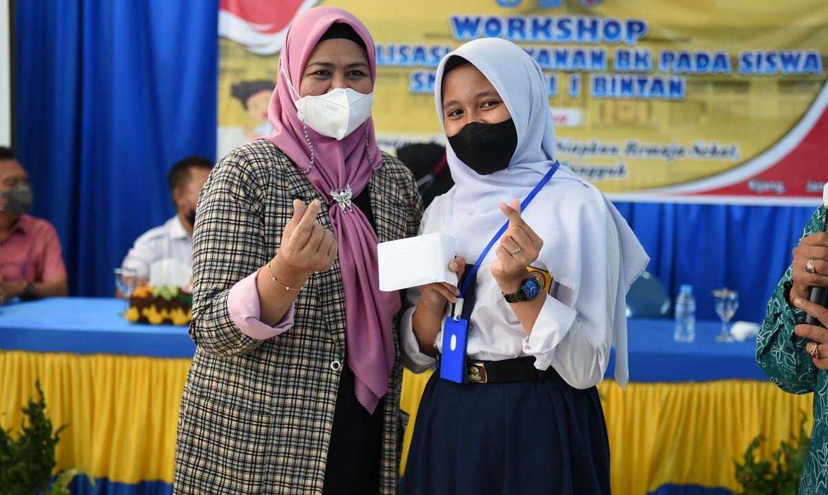 Dewi Ansar buka workshop bimbingan dan konseling-1 Ketua TP PKK Provinsi Kepri Dewi Kumalasari Ansar berselfie dengan seorang siswi di sela Workshop Optimalisasi Layanan dan Bimbingan Konseling di salah sekolah di Bintan.