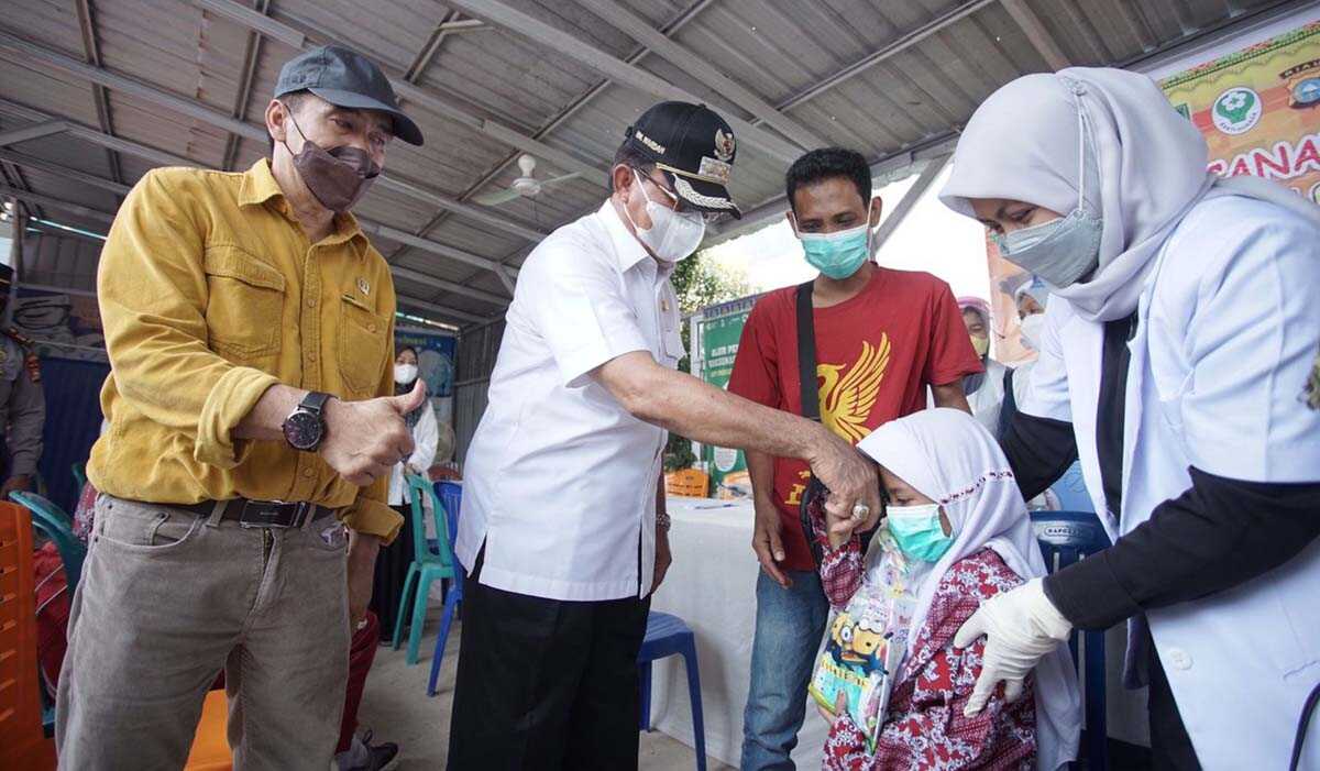 Golkar Inhil Feryandi kandidat bupati Ketua DPRD Inhil Ferryandi bersama Bupati HM Wardan usai peresmian Puskesmas Kota Baru.