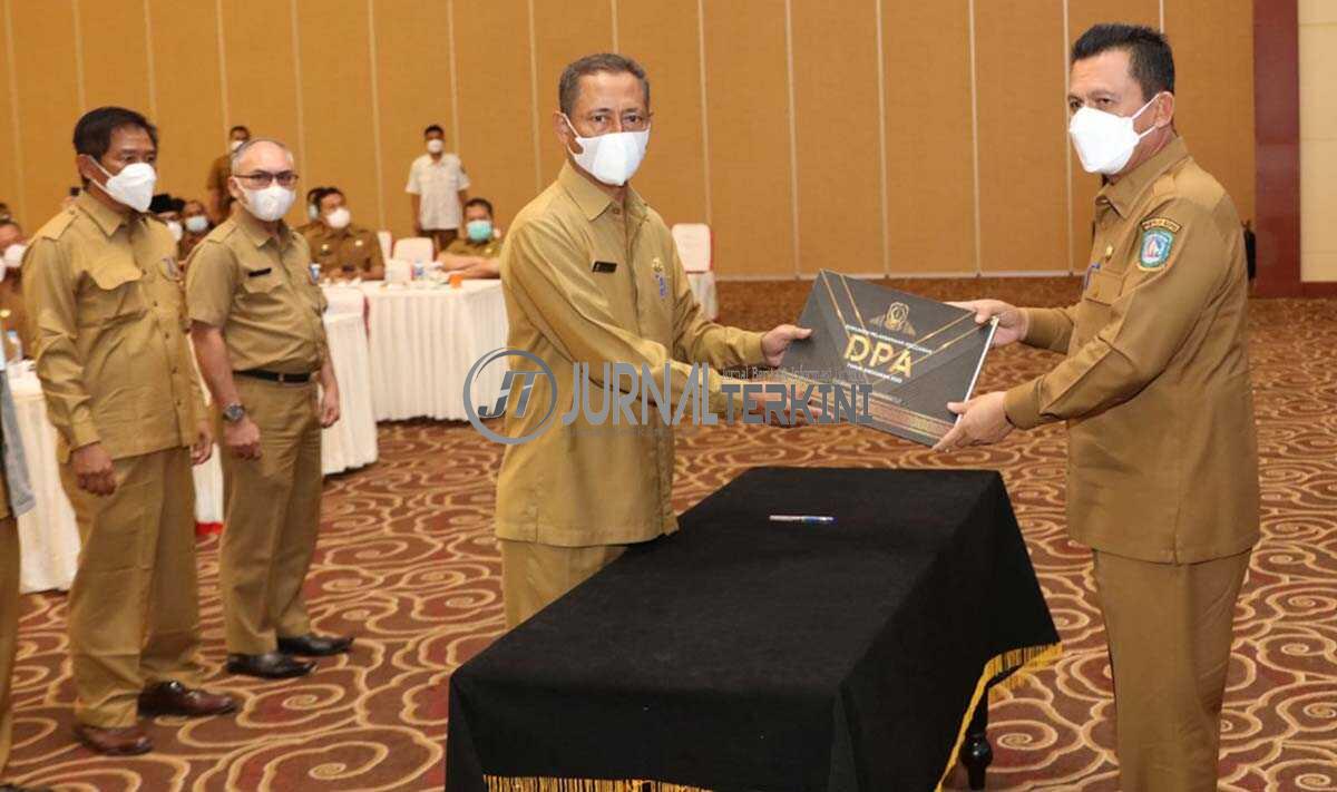 Gubernur Kepri Ansar Ahmad serahkan DPA OPD 2022