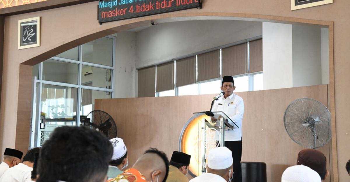 Gubernur Kepri khatib di kunjungan sandiaga uno Gubernur Kepri Ansar Ahmad jadi khatib dalam shalat Jumat yang juga ditunaikan Menparekraf Sandiaga Uno.