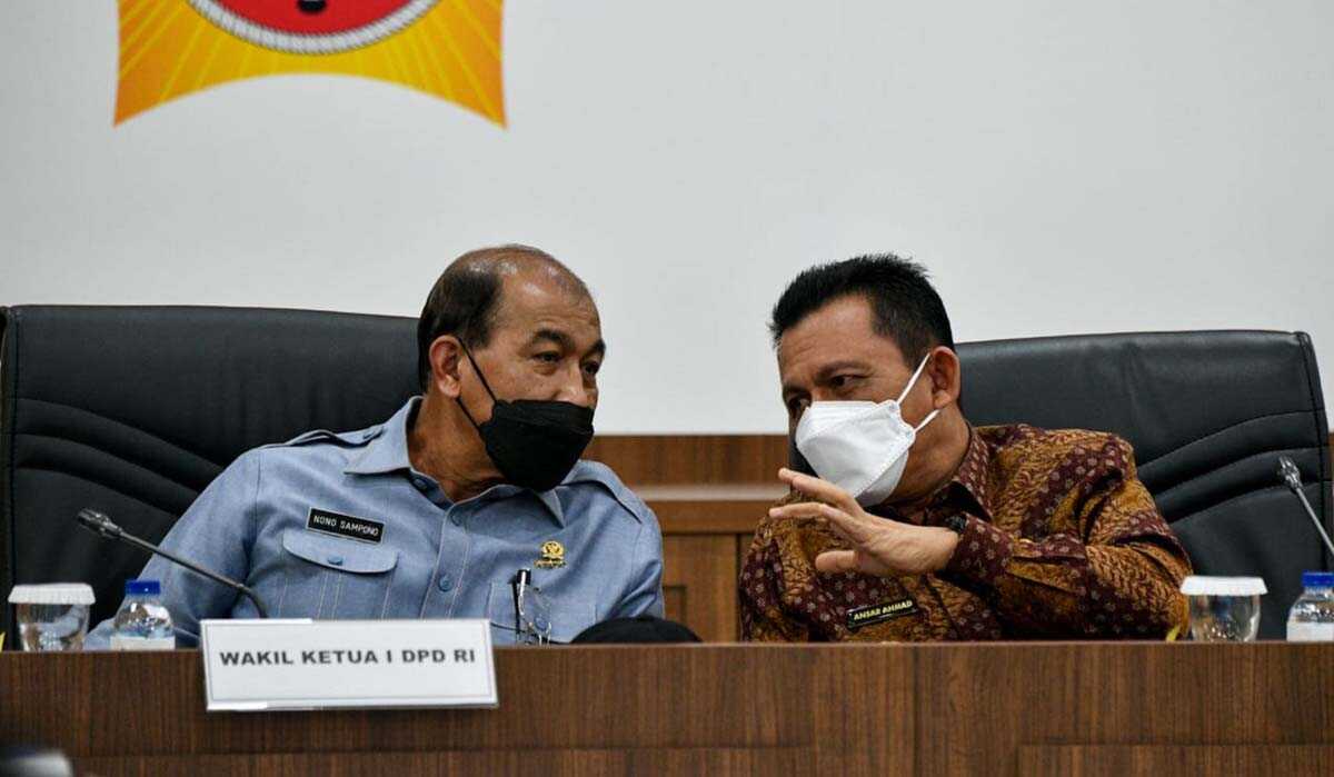 Gubernur Kepri raker revisi uu kelautan Gubernur Kepri Ansar Ahmad berdiskusi dengan Wakil Ketua I DPD RI Letjen TNI Mar (Purn) Dr Nono Sampono di sela raker tentang Revisi Terbatas UU No 32 Tahun 2013 tentang Kelautan.