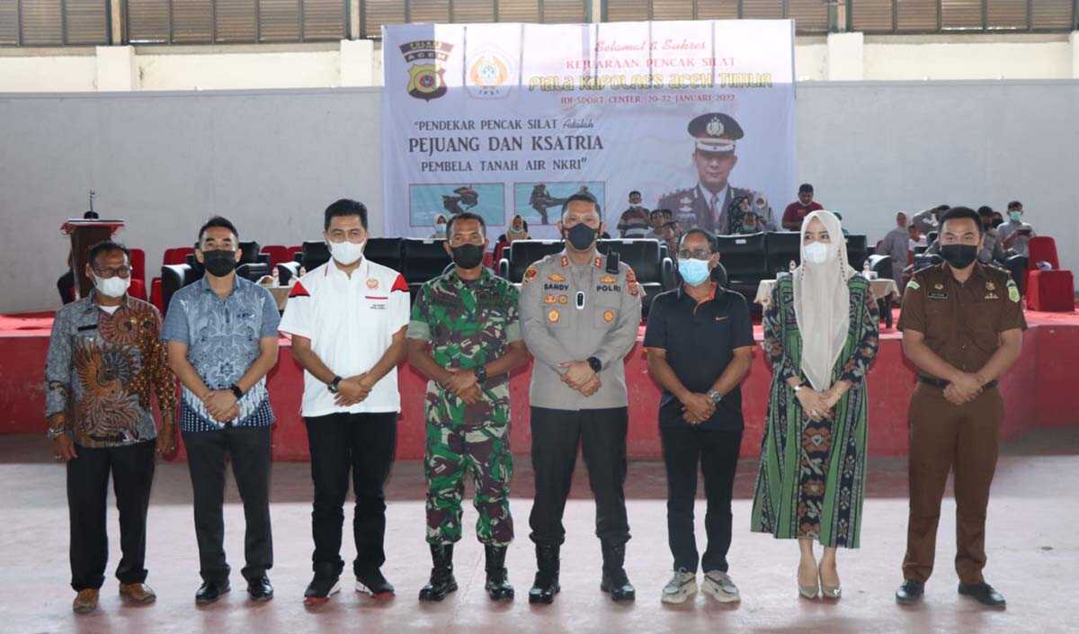 Kejuaraan Pencak Silat Kapolres Aceh Timur Cup Kapolres Aceh Timur AKBP Mahmun Hari Sandy berpose bersama beberapa pejabat di sela pembukaan Kejuaraan Pencak Silat Kapolres Aceh Timur Cup 2022. (foto: istimewa)