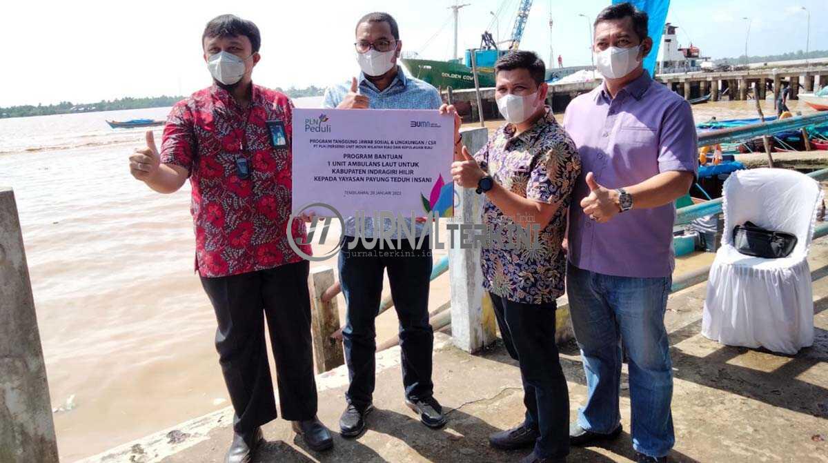 Manajer PT PLN (Persero) UP3 Rengat Beny Indra Praja bersama Ketua Komisi III DPRD Indragiri Hilir Iwan Taruna, ST, M.Si, secara simbolis menyerahkan bantuan ambulans laut kepada Yayasan Payung Teduh Insani (YPTI) yang diterima Tata Maulana selaku Wakil dari YPTI. (foto: abdullah)