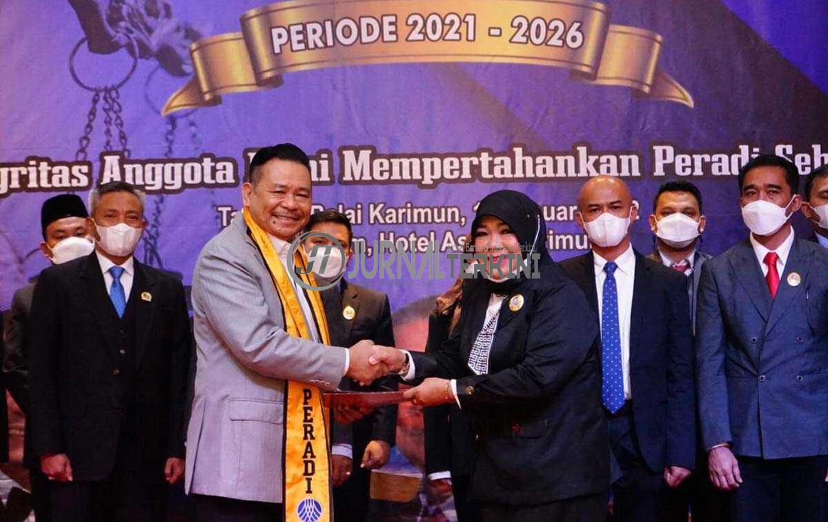 Ketua Umum DPN Peradi Otto Hasibuan menyerahkan SK kepada Ketua DPC Peradi Karimun usai dilantik bersama jajaran kepengurusan, Minggu (16/1/2022) malam. (foto: yra)