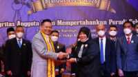 Pelantikan DPC Peradi Karimun Ketua Umum DPN Peradi Otto Hasibuan menyerahkan SK kepada Ketua DPC Peradi Karimun usai dilantik bersama jajaran kepengurusan, Minggu (16/1/2022) malam. (foto: yra)