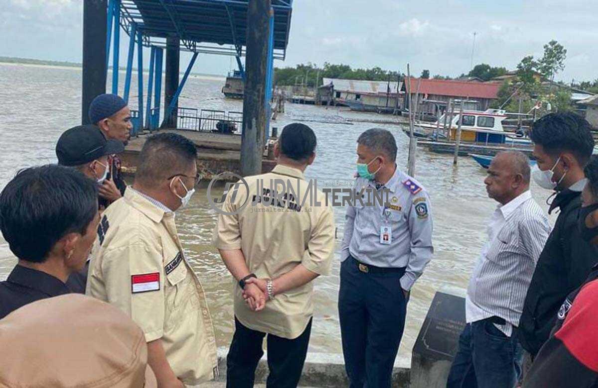Dinas Perhubungan Provinsi Kepri dan Komisi III DPRD Kepri meninjau ponton pelabuhan Alai yang ambruk, Kamis (20/1/2022). (oto: yra)