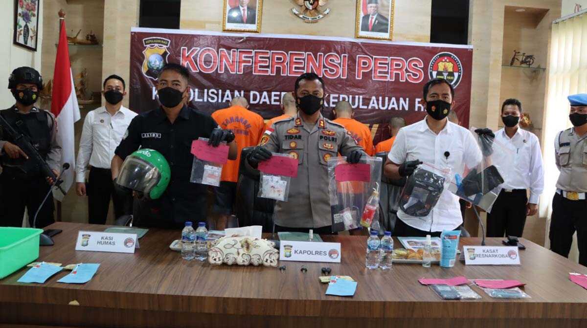 Pengungkapan narkoba di Bintan Kapolres Bintan AKBP Wulung Tidar Dahono didampingi jajarannya, Rabu (19/1/2022) menunjukkan barang bukti yang disita dari kasus sabu yang terungkap dari seorang sekuriti.