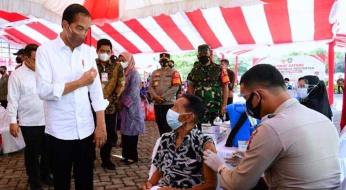 Presiden Jokowi tinjau vaksinasi dosis tiga di Bintan Presiden Jokowi meninjau vaksinasi COVID-19 dosis ketiga (booster) untuk anak-anak dan lansia di Bintan.