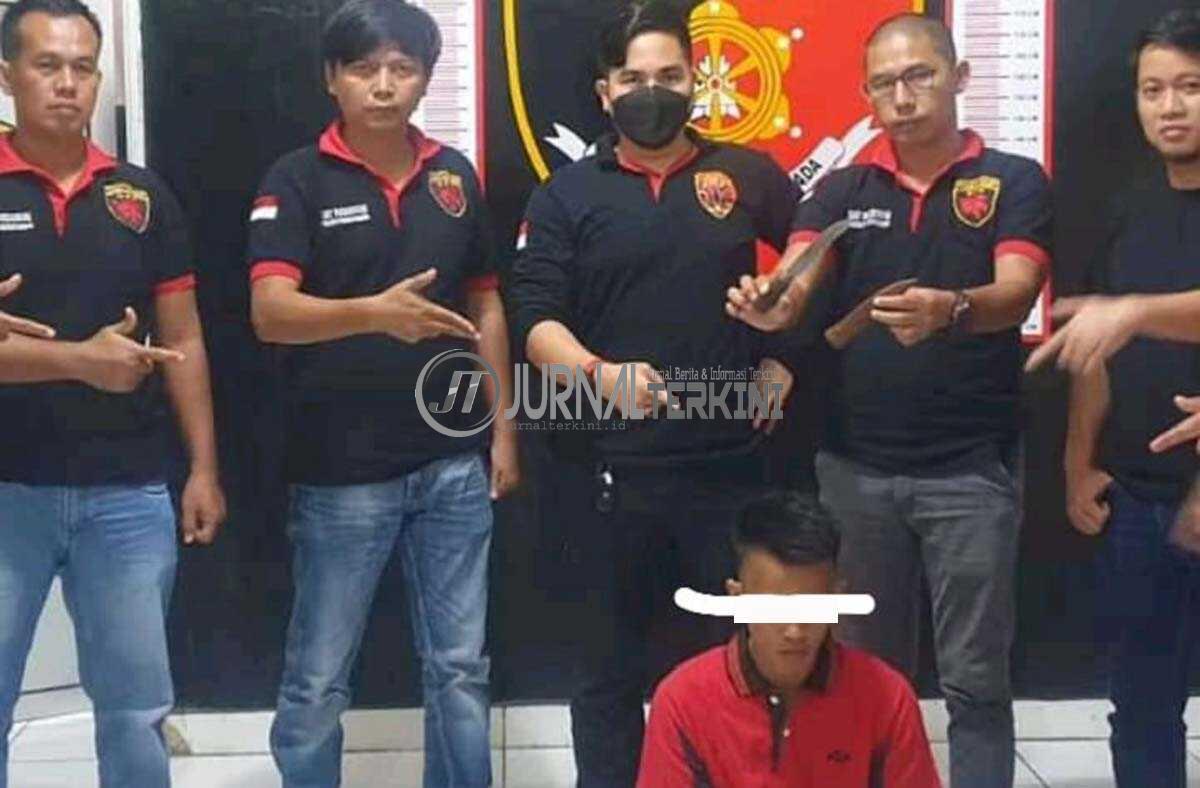 Tersangka pembunuhan di musi rawas Tersangka Wi (duduk) setelah diamankan polisi (foto: abk)