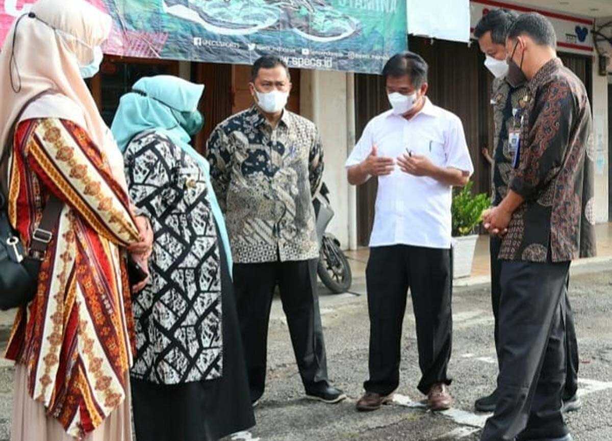 Wali Kota Rahma tinjau Kota Lama Tanjungpinang Wali Kota Tanjungpinang Rahma didampingi Ketua TP-PKK Agung Wiradharma, Kepala Dinas Pekerjaan Umum dan Penataan Ruang (PUPR) Zulhidayat dan Kepala Badan Perencanaan Pembangunan, Penelitian dan Pengembangan (Bappelitbang) Surjadi, Kamis (20/01) meninjau kawasan Kota Lama yang akan segera dibenahi.