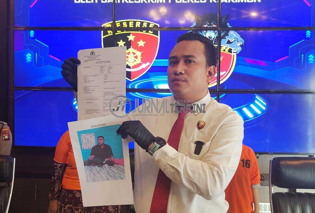 dpo loker saipem Kasat Reskrim Polres Karimun AKP Arsyad Riyandi menunjukkan foto DPO atau buronan dalam kasus penipuan lowongan kerja (loker) PT Saipem Indonesia Karimun Yard, Rabu (19/1/2022) dalam keteangan persnya di Mapolres Karimun. (foto: yra)