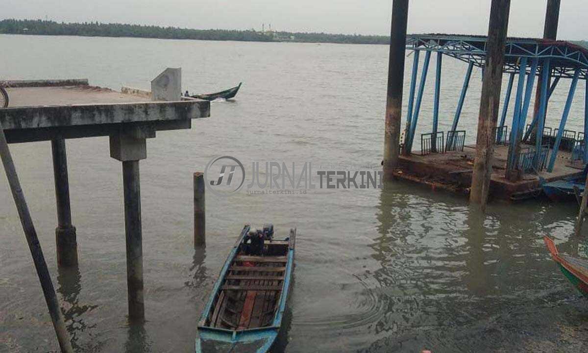 Jembatan atau koridor menuju pontong pelabuhan Ungar, Karimun ambruk, Senin (17/1/2022).