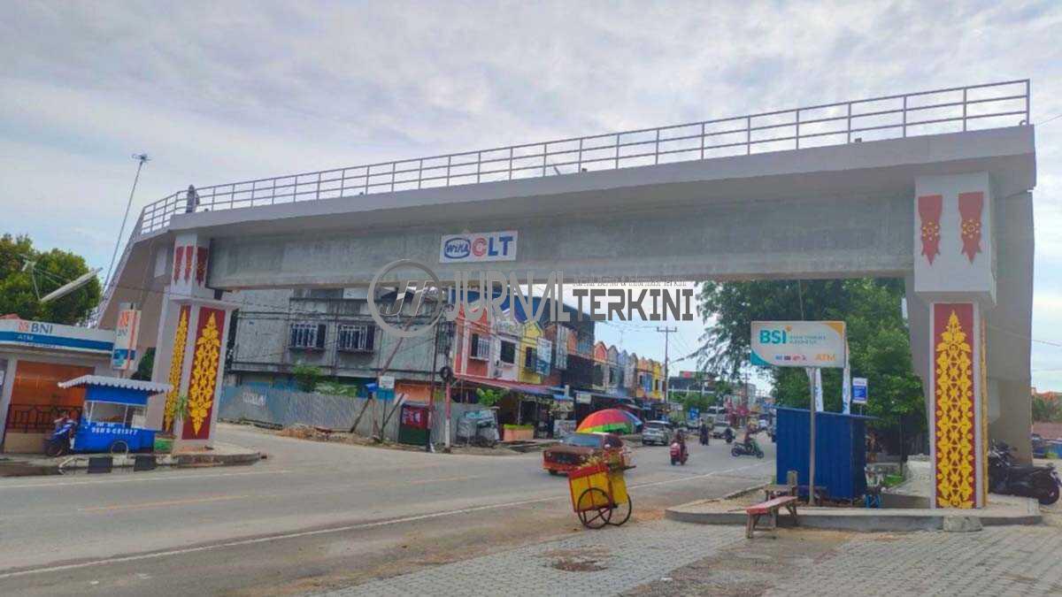 JPO Karimun akan ambruk-2 Jembatan Penyeberangan Orang (JPO) yang dibangun di Jl A Yani, Tanjung Balai Karimun depan Kantor Imigrasi. (foto: yra)