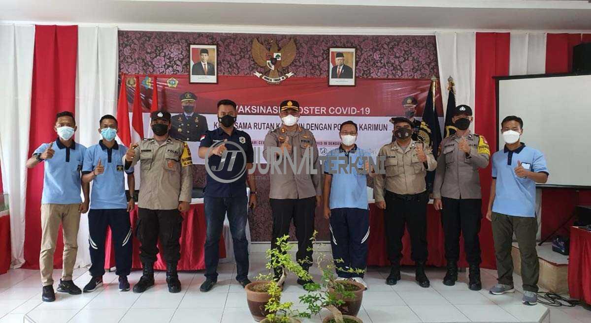 Kapolres Karimun AKBP Tony Pantano bersama jajaran Rutan Kelas IIB Tanjung Balai Karimun berfoto di sela peninjauan vaksinasi booster COVID-19, Sabtu (5/3/2022). (foto: yra)