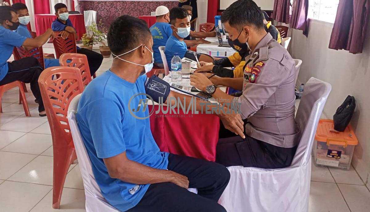 Vaksinasi booster COVID-19 yang digelar di Rutan Karimun, Sabtu (5/3/2022). (foto: yra)