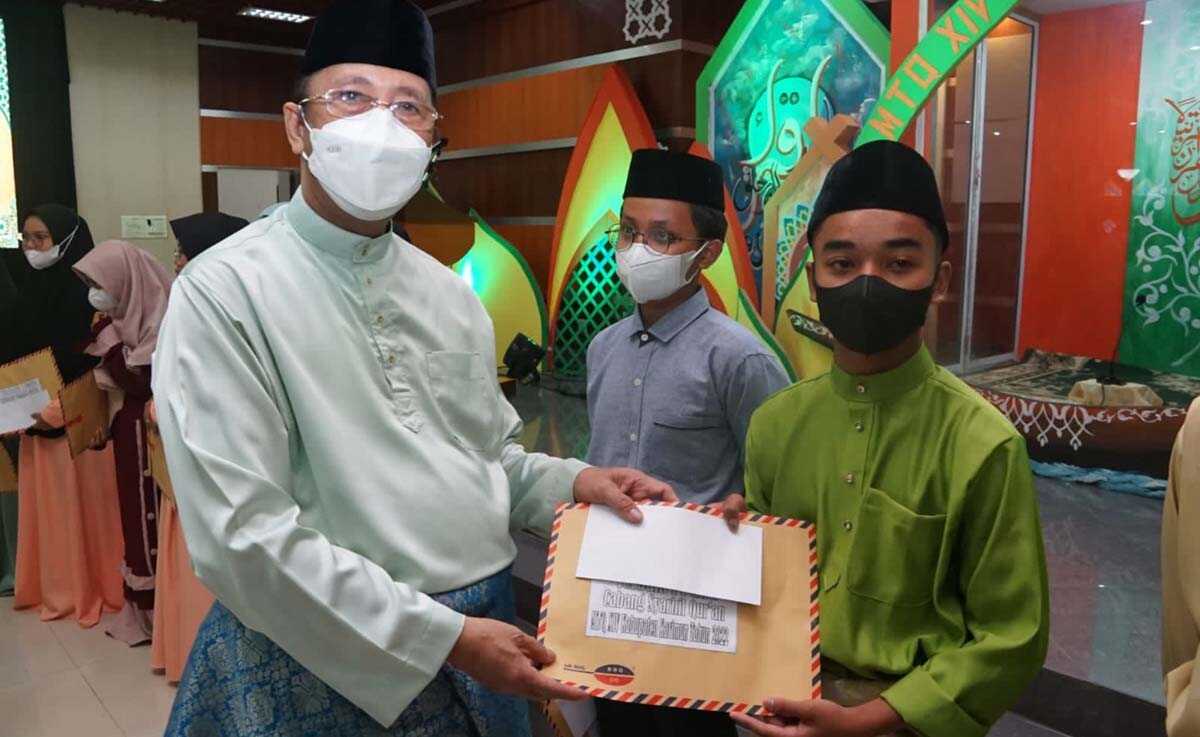 Wakil Bupati Anwar Hasyim menyerahkan hadiah kepada para juara. (foto: Diskominfo Karimun)