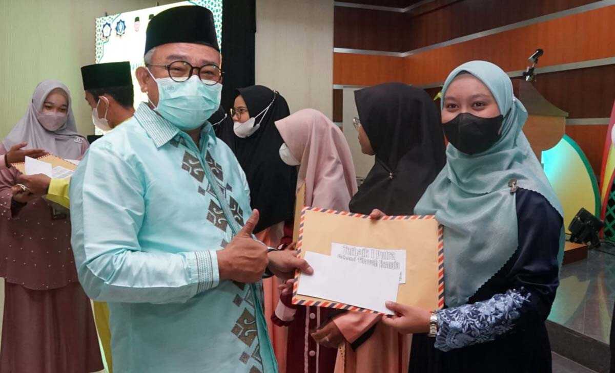 Sekda Muhd Firmansyah menyerahkan hadiah kepada para juara. (foto: Diskominfo Karimun)