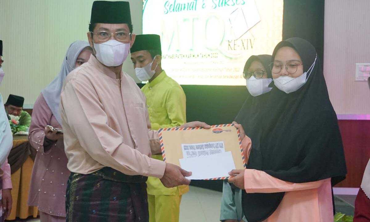 Kakankemenag Karimun Jamzuri menyerahkan hadiah kepada para juara. (foto: Diskominfo Karimun)