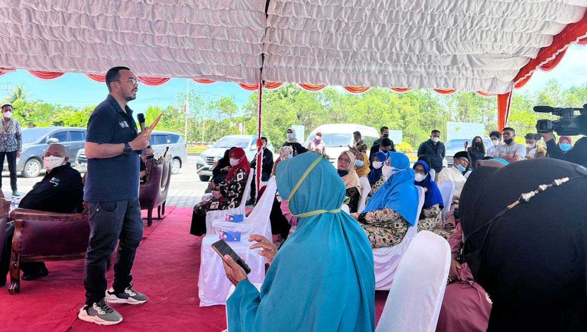 Staf khusus Menteri BUMN Erick Thohir,Arya Sinulingga berbicara di depan ratusan pelaku UMKM Karimun dalam kunjungannya ke Tanjung Balai Karimun, Sabtu (5/3/2022). (foto: istimewa)
