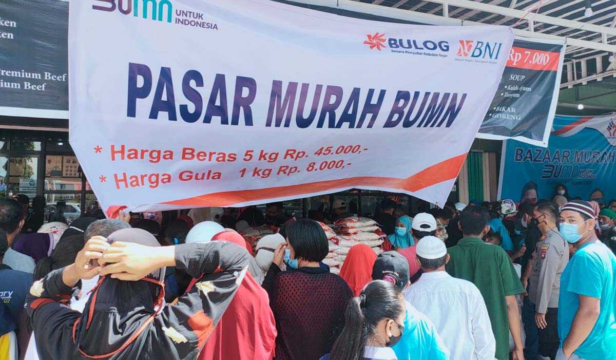 Pasar Murah BUMN yang digelar Sabtu (5/3/2022) untuk membantu warga Karimun dalam memenuhi kebutuhan sehari-hari. (foto: istimewa).