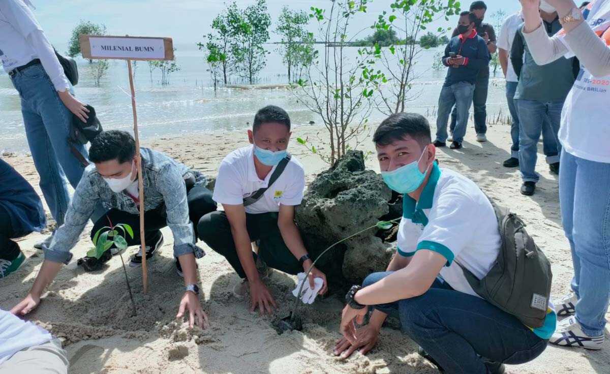 Penanaman bibit mangrove di kawasan coastal area. (foto: istimewa)