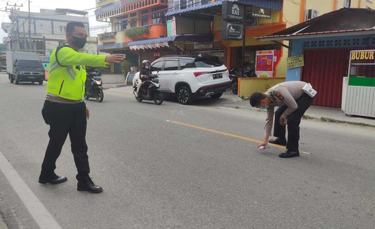 Polisi melakukan olah TKP di lokasi terjadinya kecelakan maut.