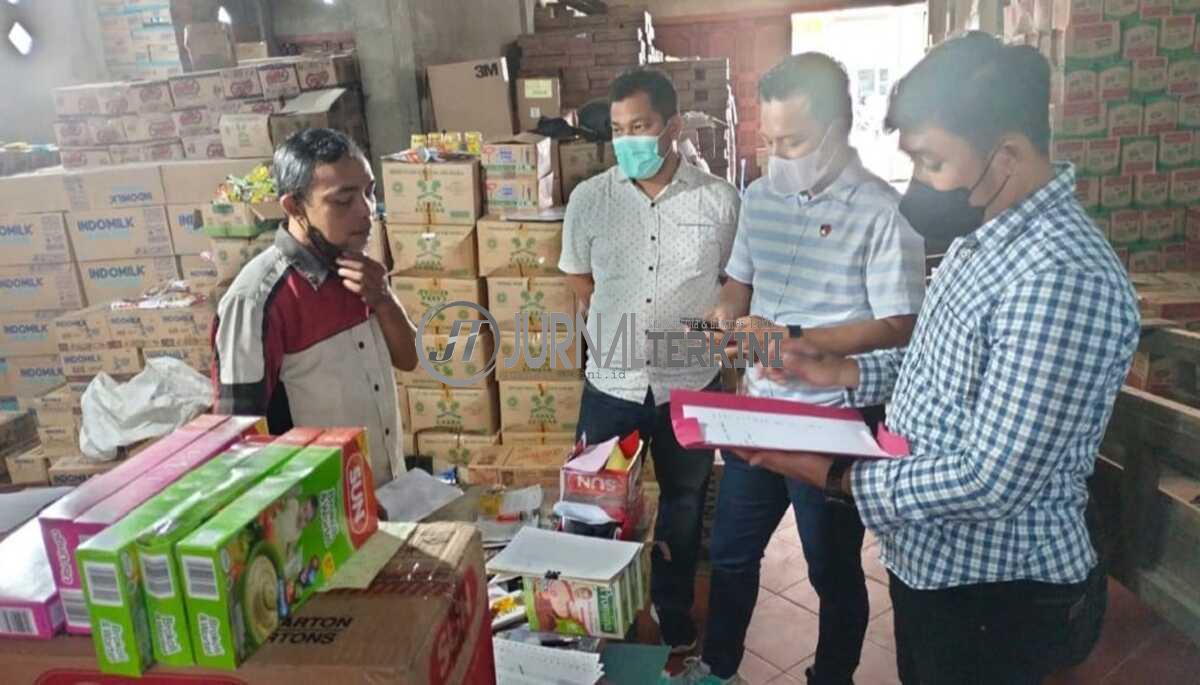 sidak minyak goreng polres inhil Satreskrim Polres Inhil sidak minyak goreng ke sejumlah distributor, swalayan dan toko, Senin (21/3/2022). (foto: abd)