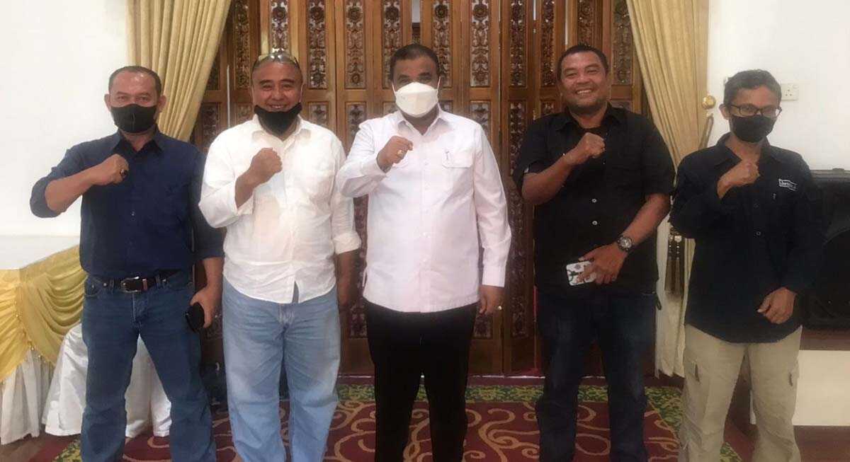 smsi karimun ke bupati Pengurus SMSI Perwakilan Karimun berfoto bersama dengan Bupati Karimun Aunur Rafiq usai bersilaturahmi di kediaman dinasnya. (foto: SMSI Karimun)