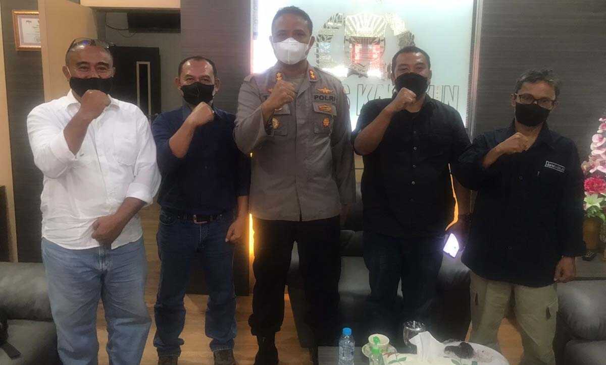 Berfoto bersama Kapolres Karimun AKBP Tony Pantano (foto: SMSI Karimun)