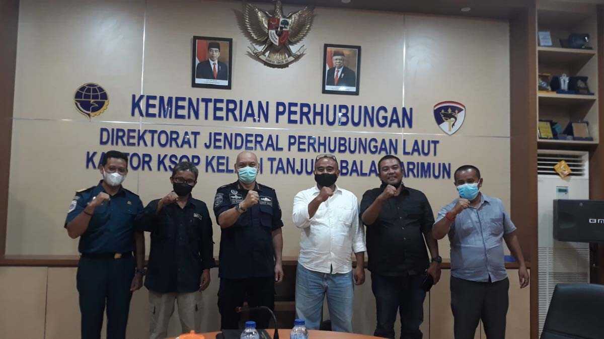 Berfoto bersama Kepala KSOP Karimun Jon Kenedi dan jajaran. (foto: SMSI Karimun)